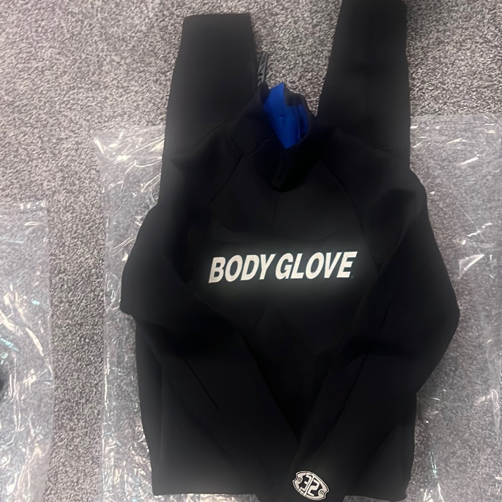 Body glove wet suit